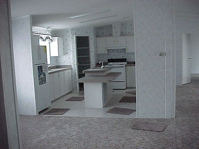 Kitchen w/center island