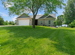 4096 Oak Run Dr, Dahinda, IL 61428