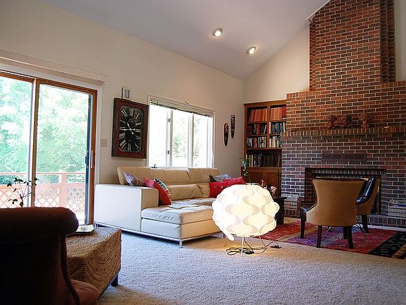 LIVING ROOM VIEW TO POOL