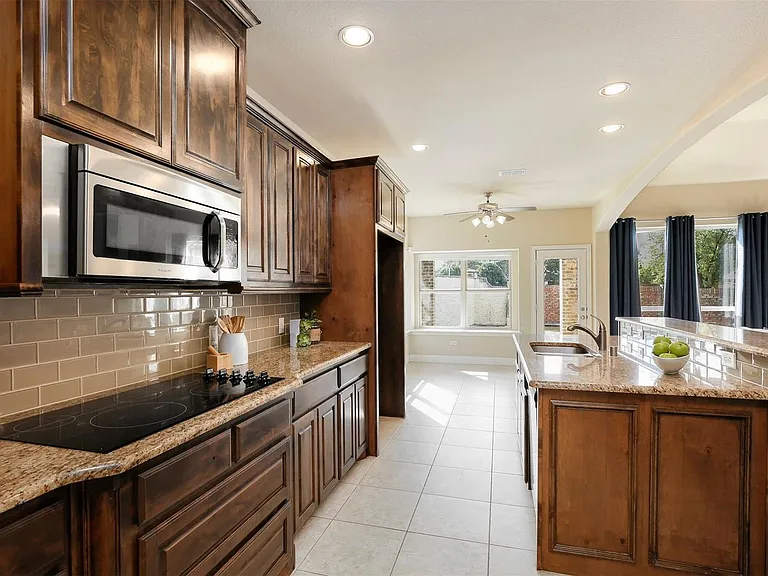 1087 Sahallee Dr — Photo 11