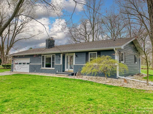 6441 Lombardy Dr, Chelsea, MI 48118