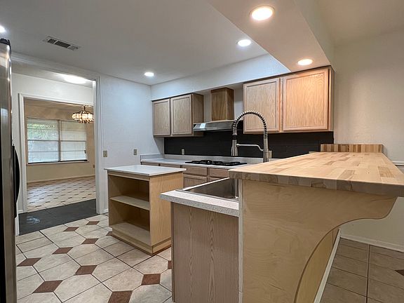 4th image of 1915 Longmeadow Dr