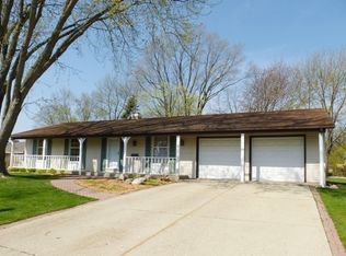 9 Barclay Ct, Montgomery, IL 60538
