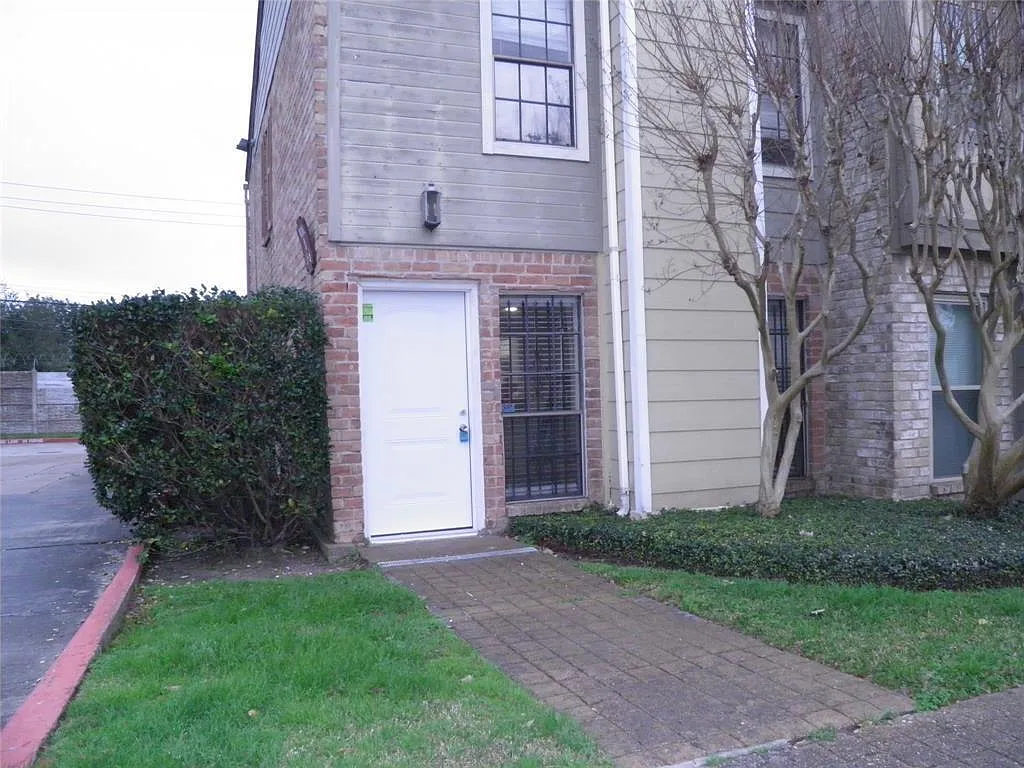 1 bed, 1.5 bath, 960 sqft, $1,100 — Photo 1