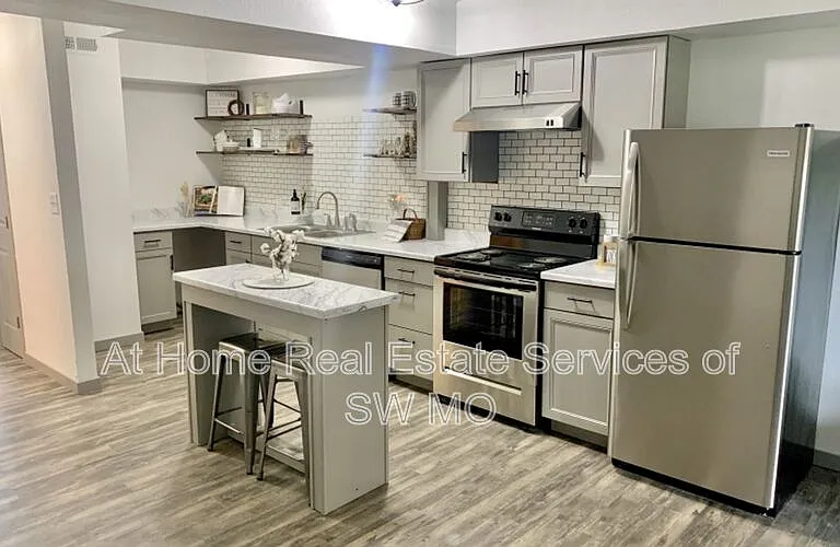 1438 E Elm St #18 — Photo 1