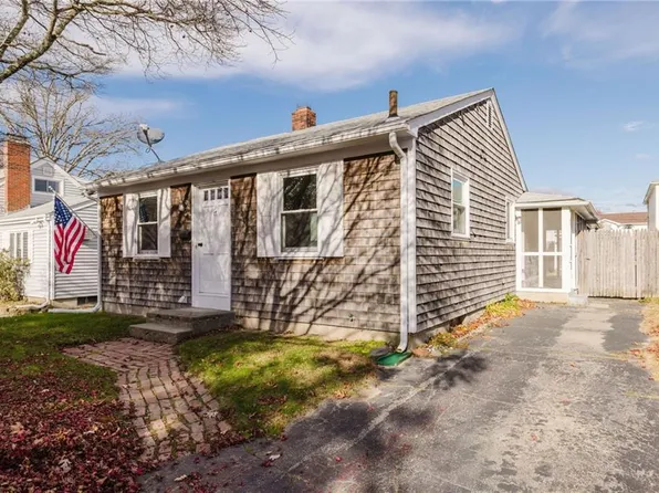 17 Whitaker Ave E, Rumford, RI 02916
