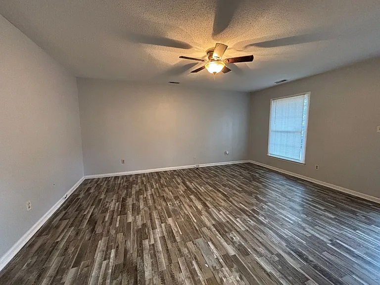 102 Hillside Ct — Photo 2