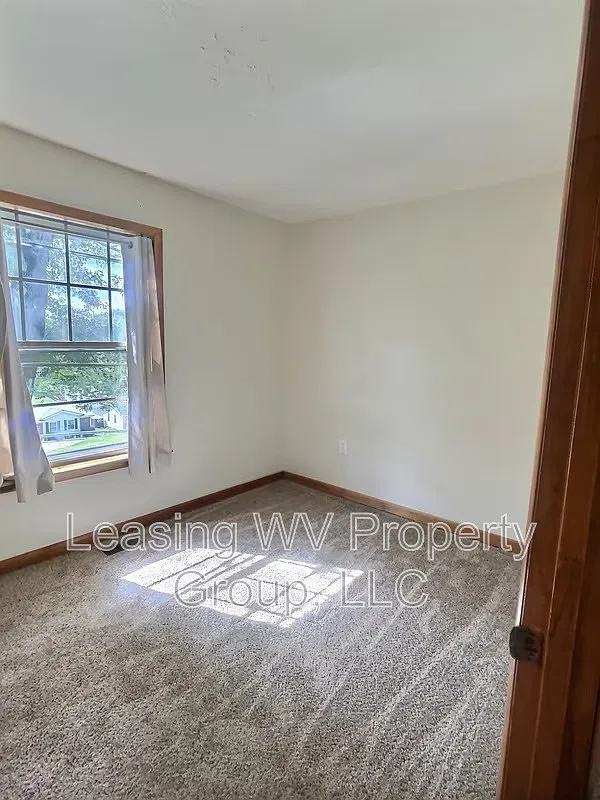 3 bed, 1.0 bath, 1000 sqft, $1,100 — Photo 4