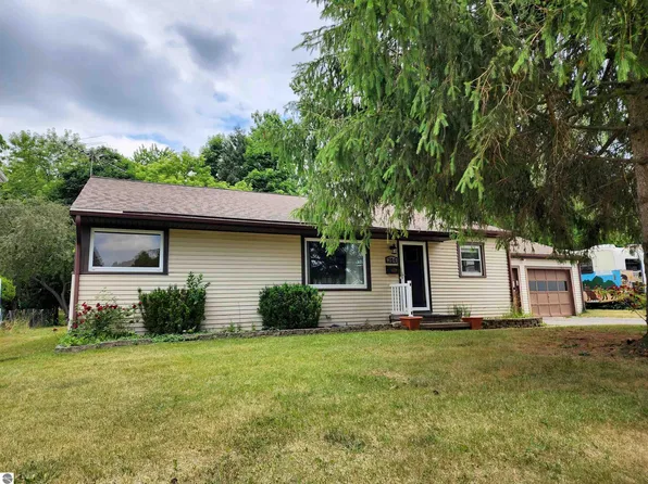 744 Pennsylvania Ave, Alma, MI 48801