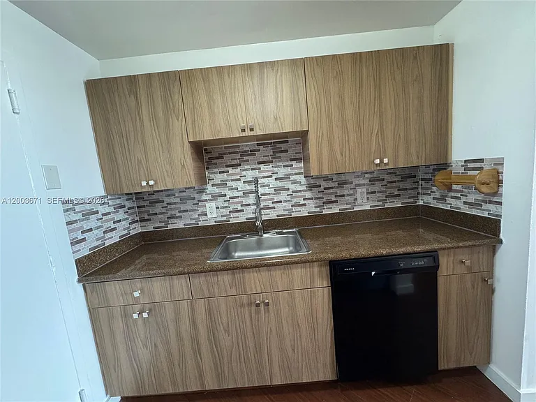 2020 NE 135th St #810 — Photo 2