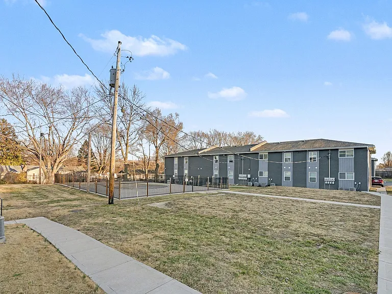 Beverly Place Apartments — Photo 15