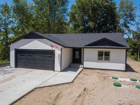 3055 E Gordonville Rd, Midland, MI 48640