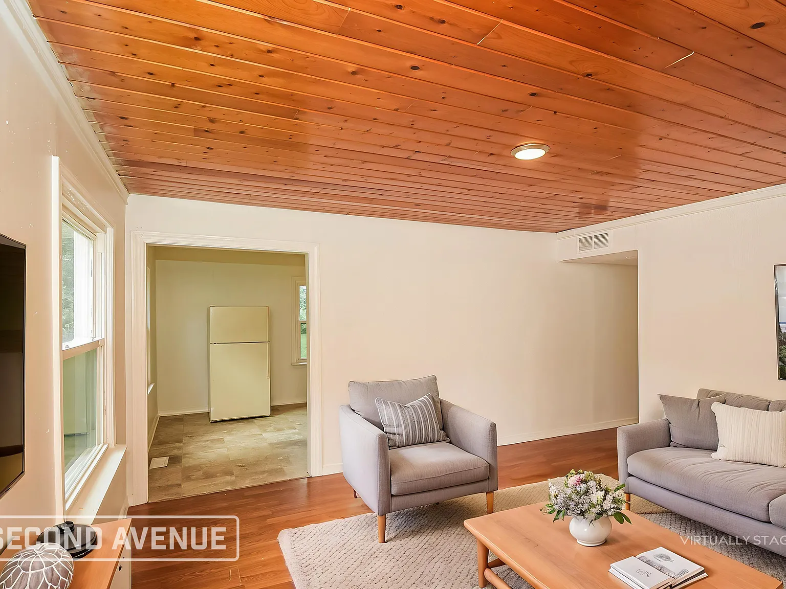 3 bed, 1.0 bath, 994 sqft, $950 — Photo 2
