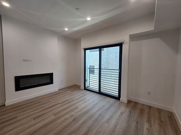 5th image of 6061 Fulton Ave #4