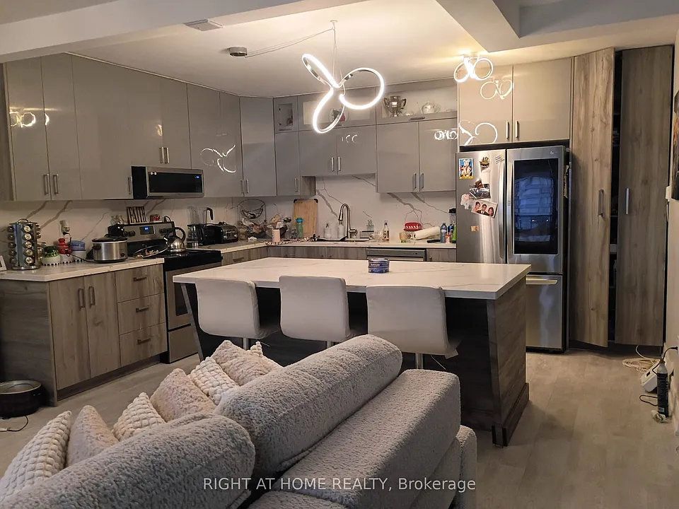 33 Harbour Sq #2407