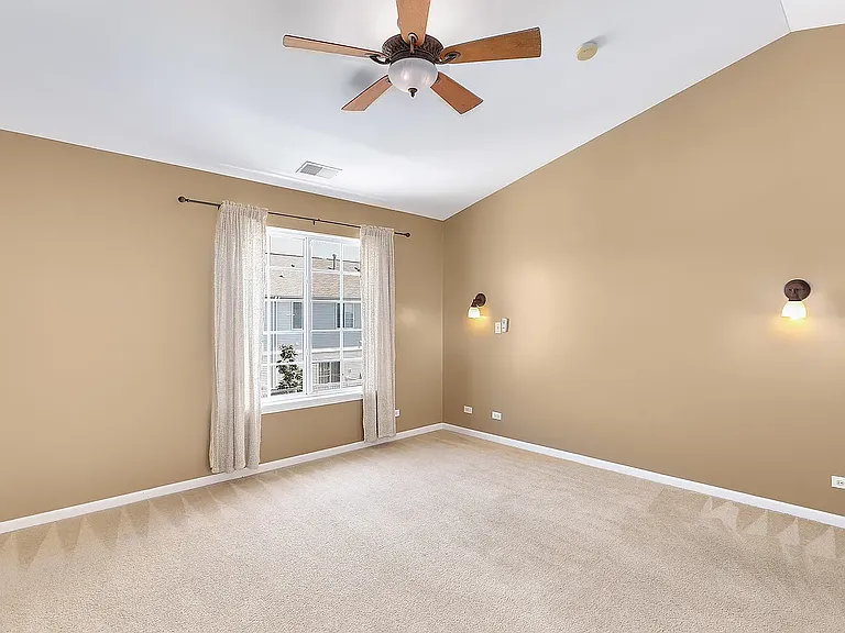 2392 Oakfield Ct — Photo 3