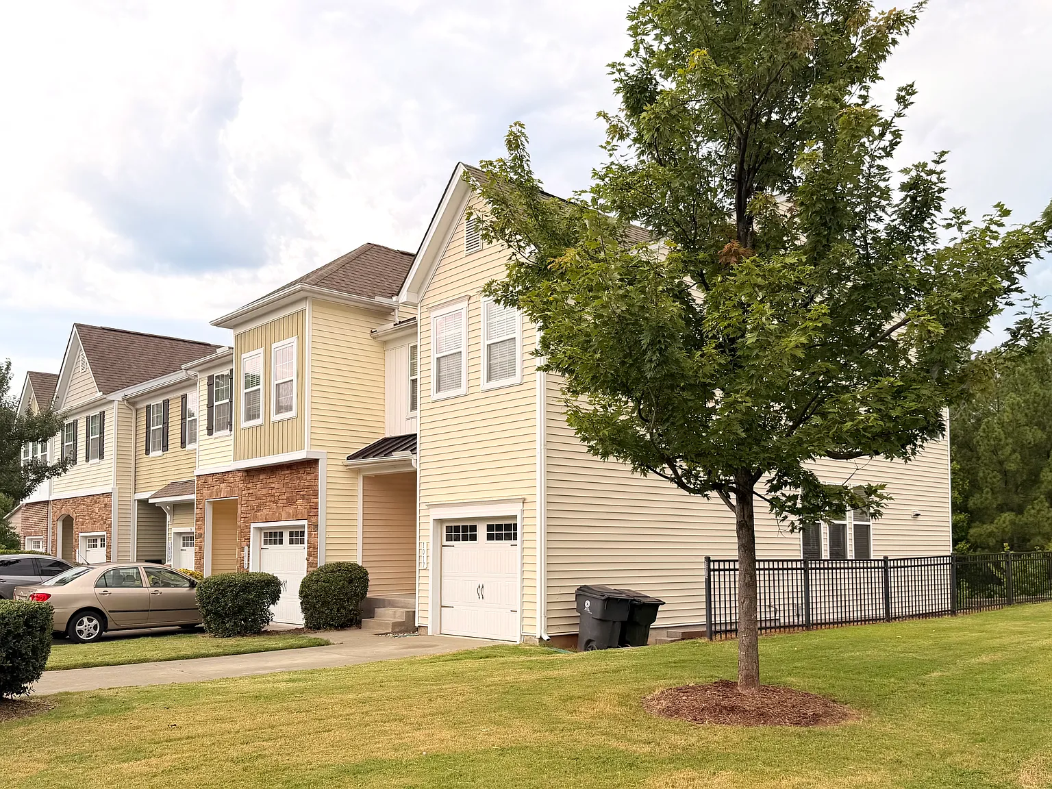 4 bed, 3.5 bath, 2210 sqft, $2,185 — Photo 2