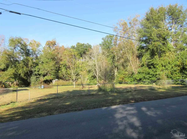 4108A Charles Cir, Milton, FL 32571