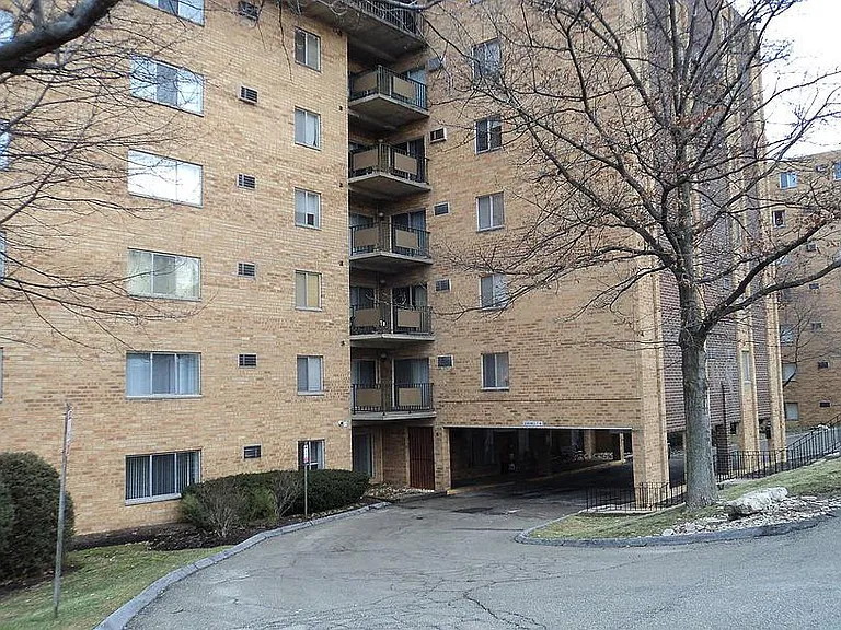 Southpointe Towers — Photo 2