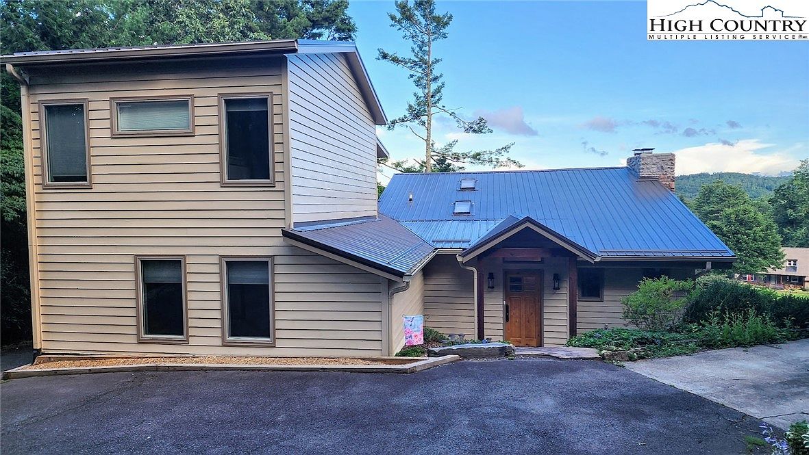 215 Rhododendron Loop