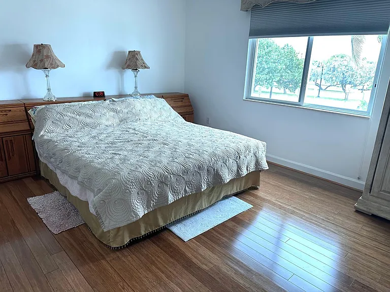 233 SE 21st Ave #101 — Photo 13
