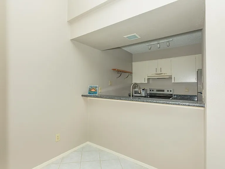 7128 N Holiday Dr — Photo 14