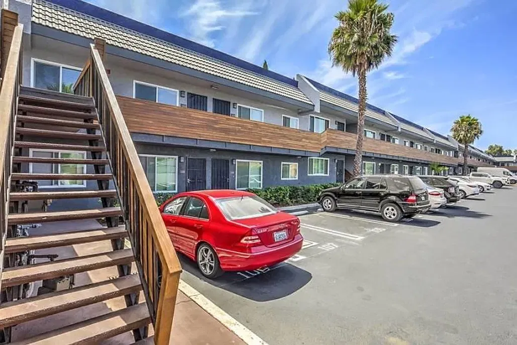 Del Amo Place Apartment Homes — Photo 2
