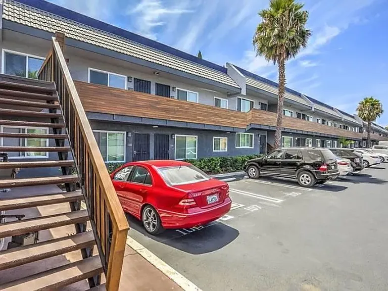 Del Amo Place Apartment Homes — Photo 2