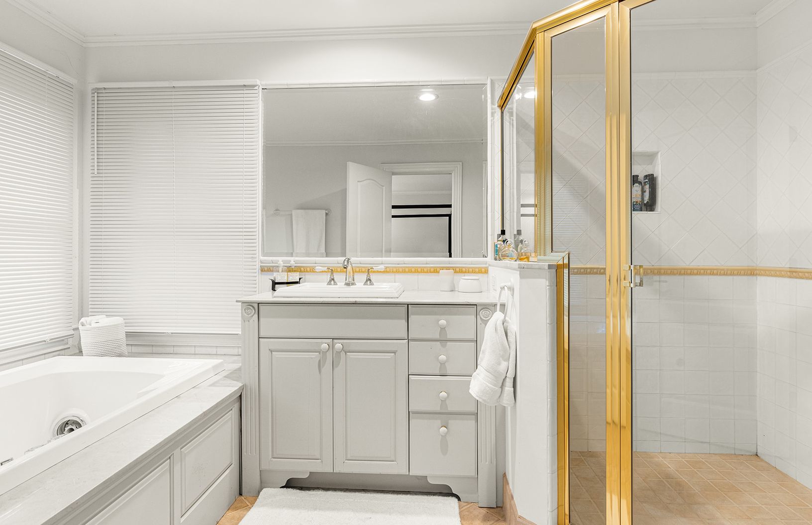  First Floor En-Suite Bathroom