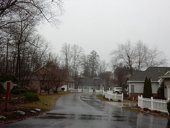 5th image of 104 Carriage Walk Ln