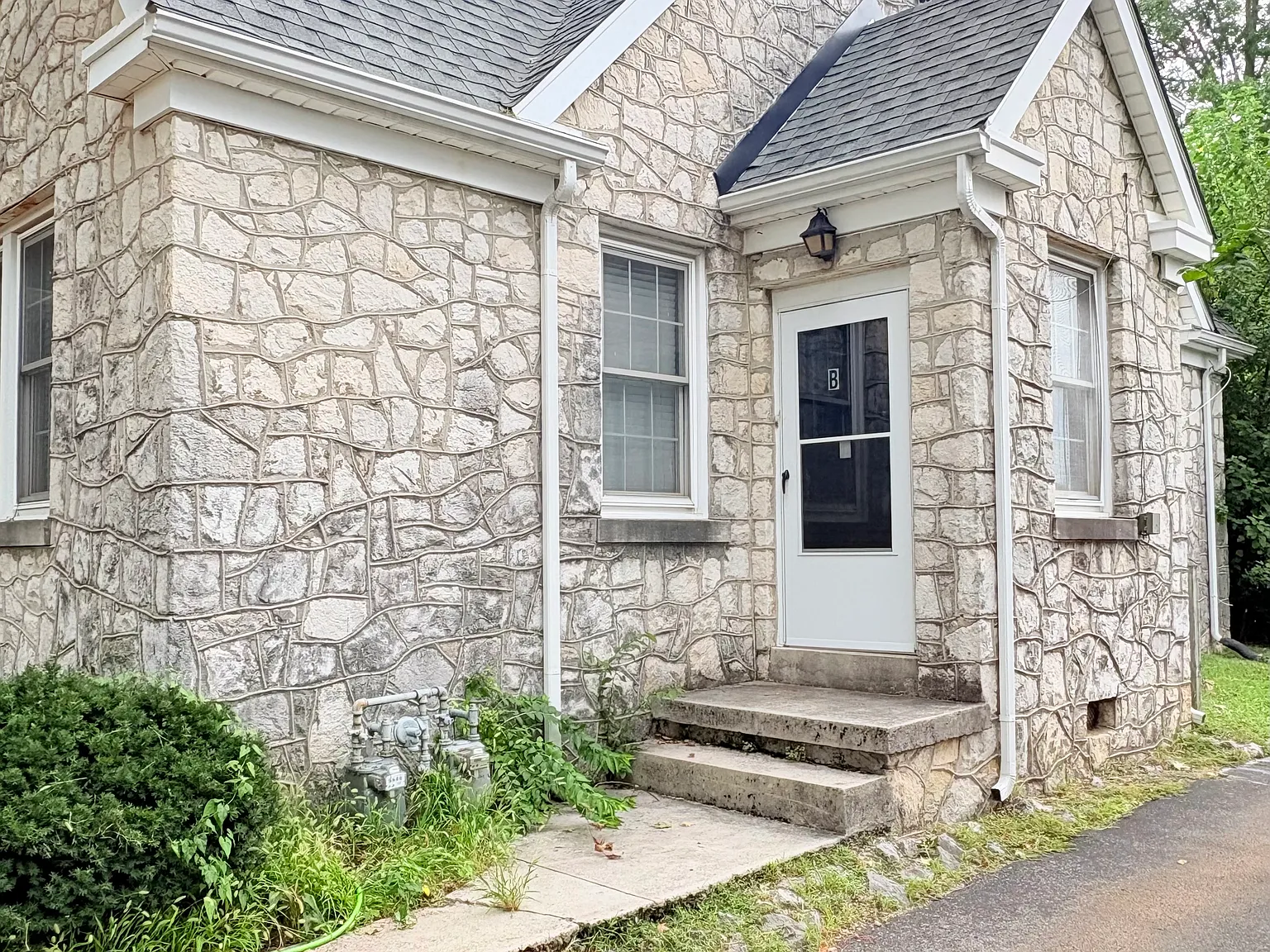 2 bed, $1,050 — Photo 2