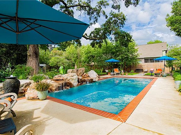 5th image of 809 Bernard Cir
