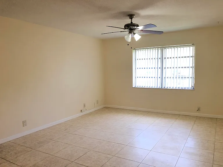 5811 NE 14th Rd #4 — Photo 3