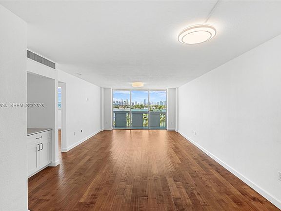 4th image of 800 West Ave APT 527