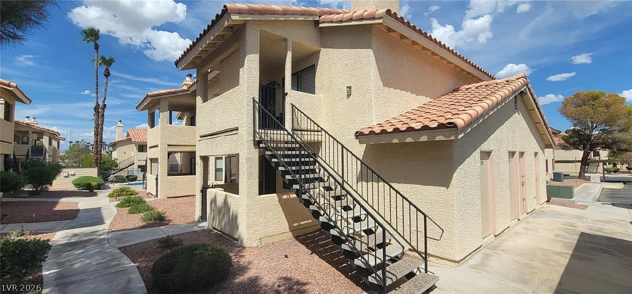 2 bed, 2.0 bath, 912 sqft, $1,285 — Photo 1