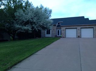 965 Hillcrest Cir, Platteville, WI 53818