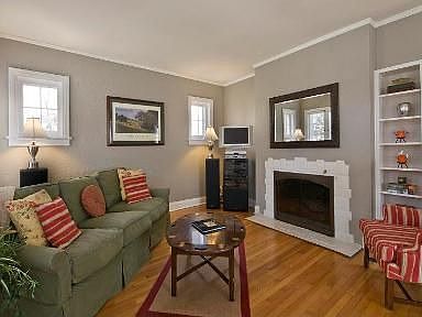 2nd image of 2028 N Glencoe St
