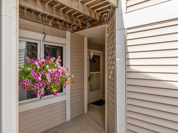 353 Hartford SQUARE, Hartford, WI 53027