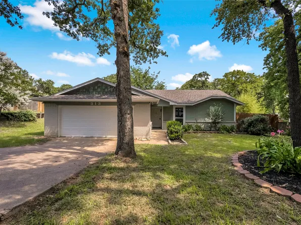 313 High Crest Dr, Azle, TX 76020