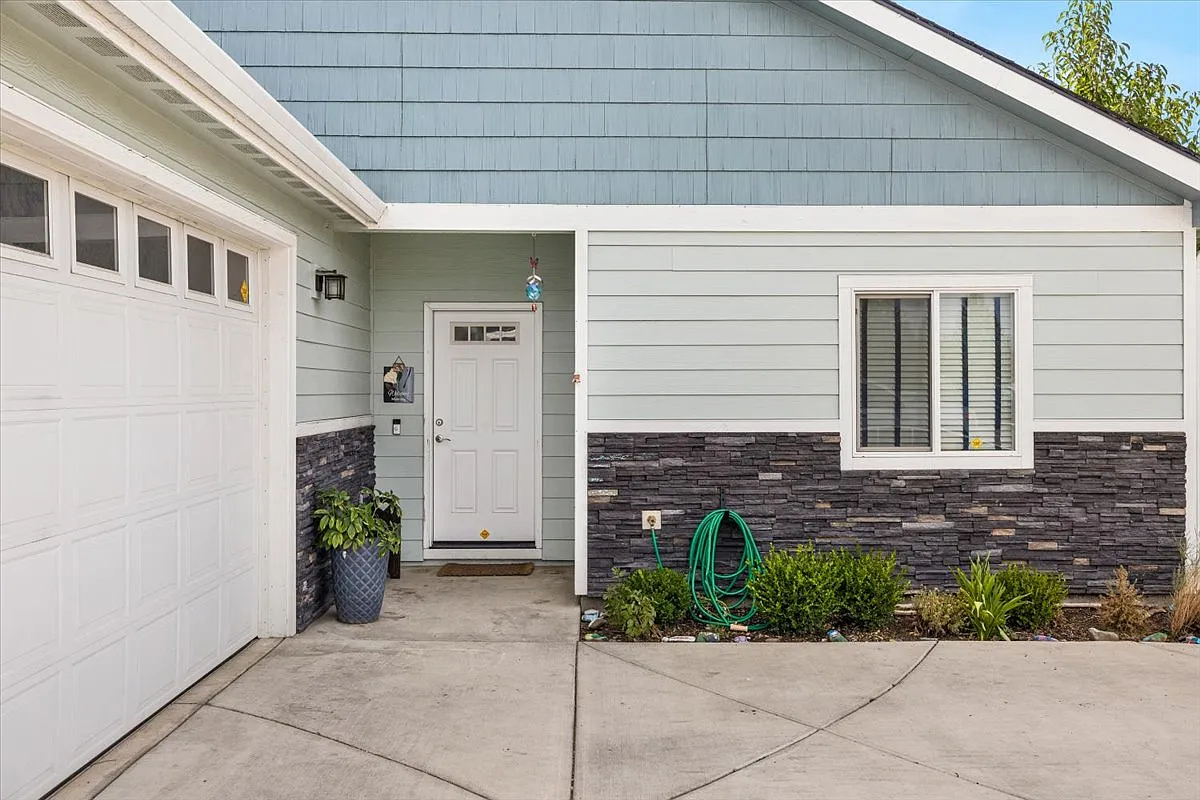 673, ID # 3852 Anthem Avenue - 1 — Photo 2