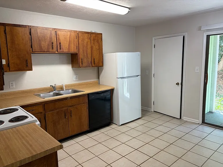 220 Atkinson Dr #D — Photo 6