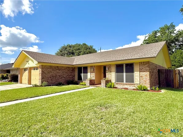 208 Richmond Dr, Victoria, TX 77904