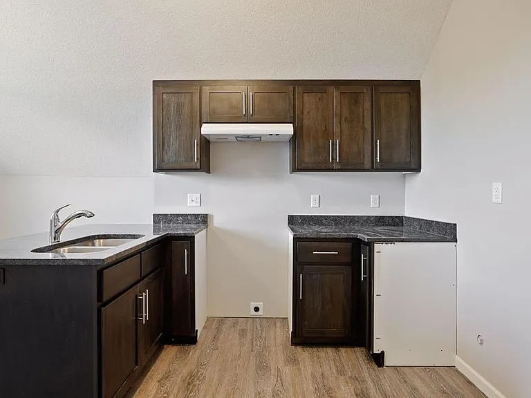 2050 W Broadway Ave — Photo 11