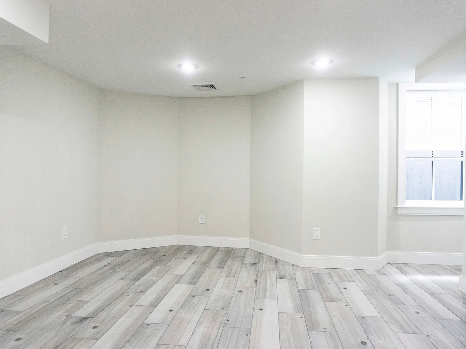 3 bed, 2.5 bath, 1520 sqft, $3,958 — Photo 2