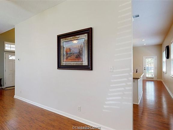 5th image of 203 Chimney Hill Cir