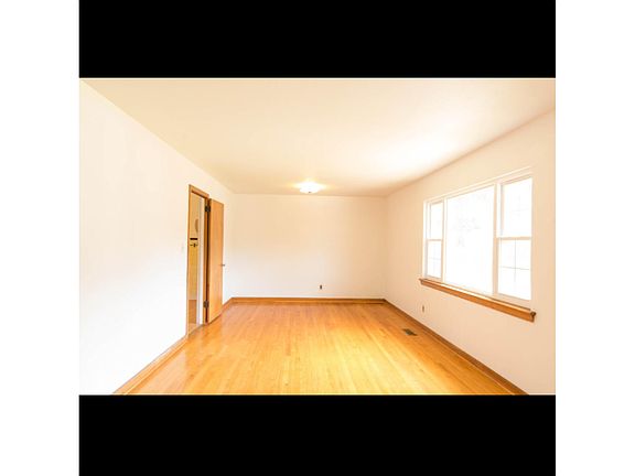 3rd image of 360 Greens Lake Cir