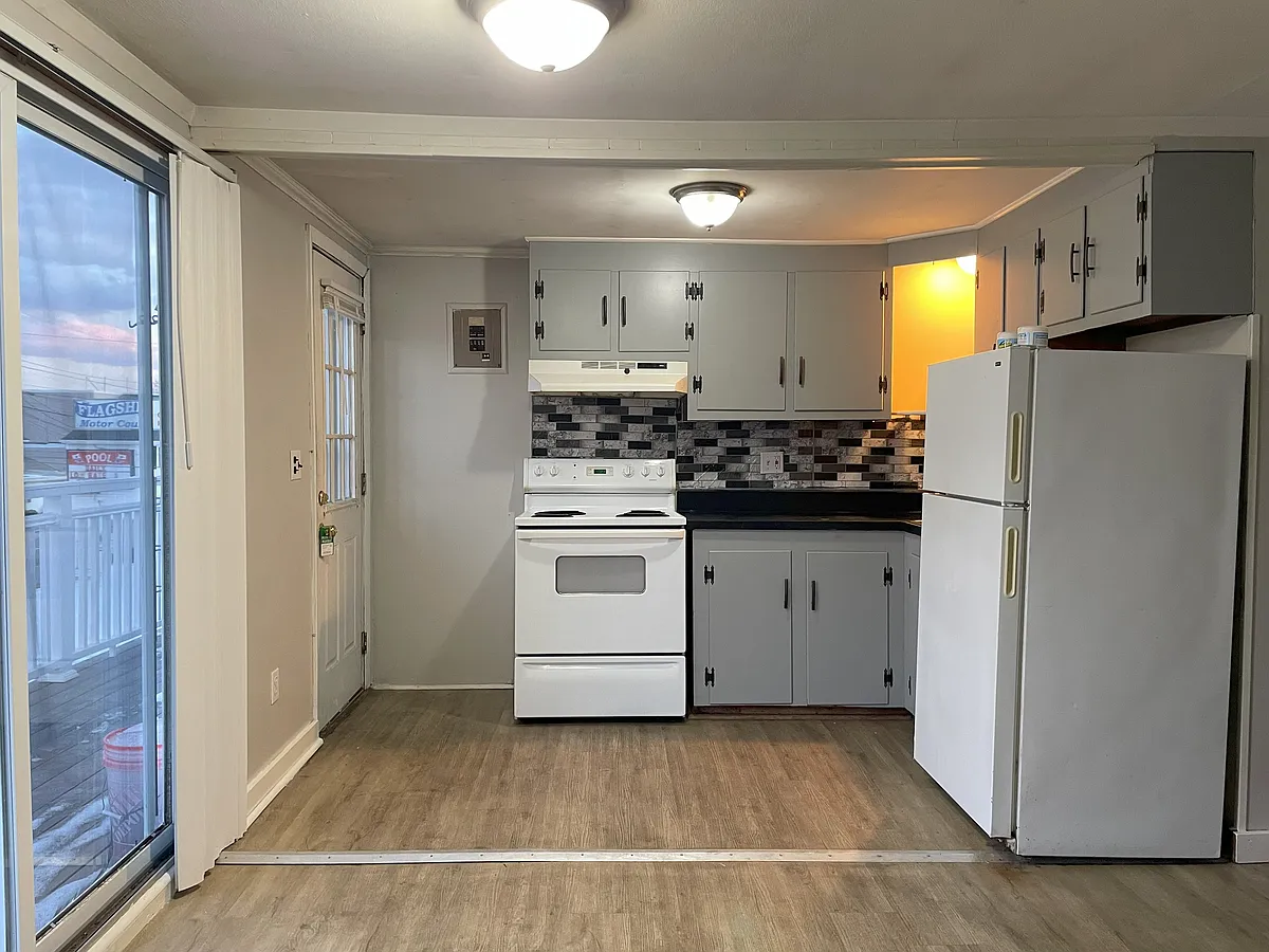 Kitchen - 190 Ashworth Ave #3B