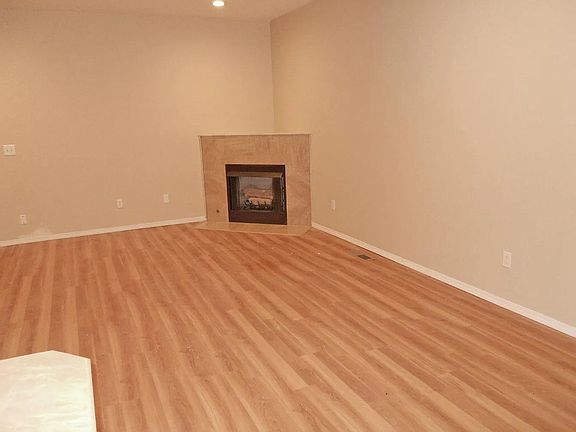 3rd image of 826 SE 62nd Ave