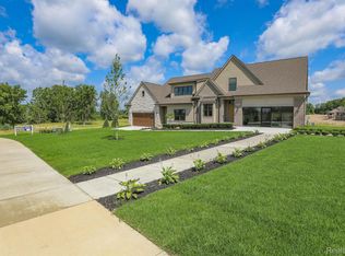 765 Brookstone Dr, Oxford, MI