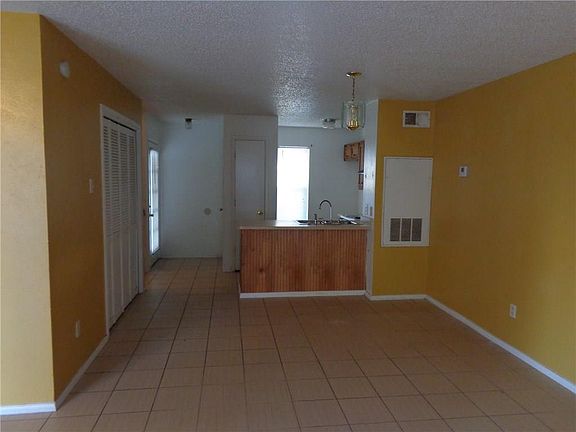 4th image of 202 Country Bend Dr
